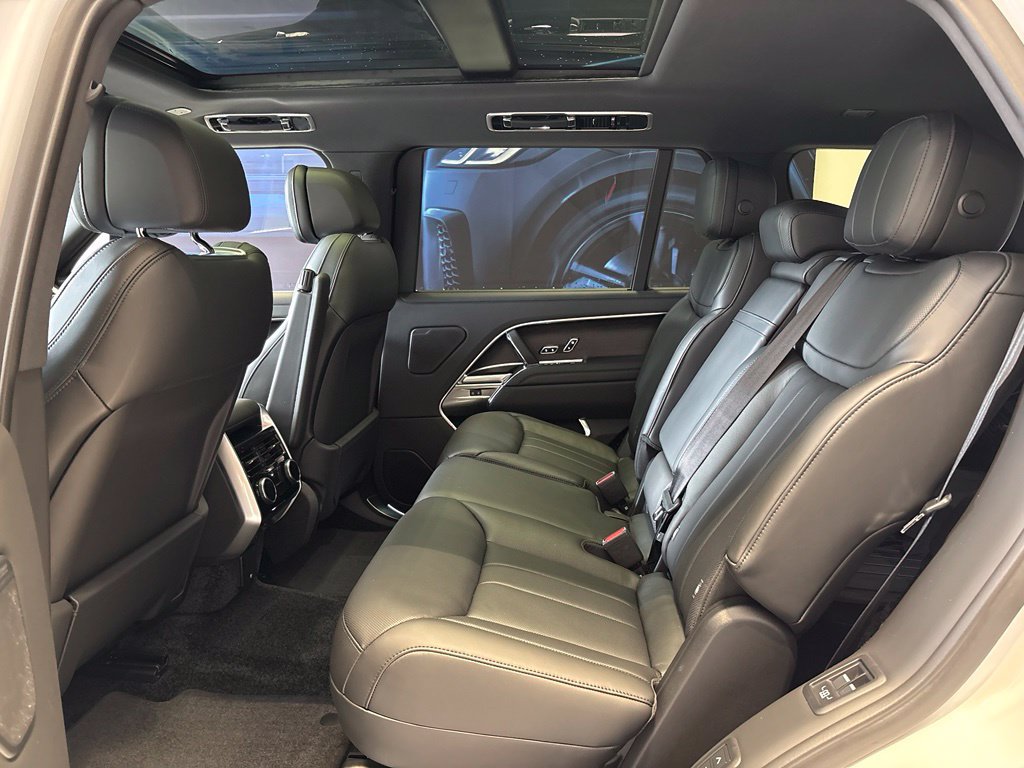 New 2026 Land Rover Range Rover Long Wheelbase SE AWD/4WD image 12