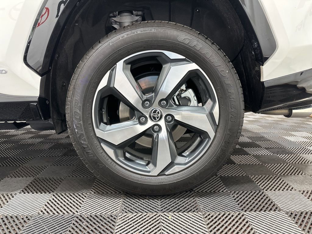 Used 2025 Toyota RAV4 SE image 29