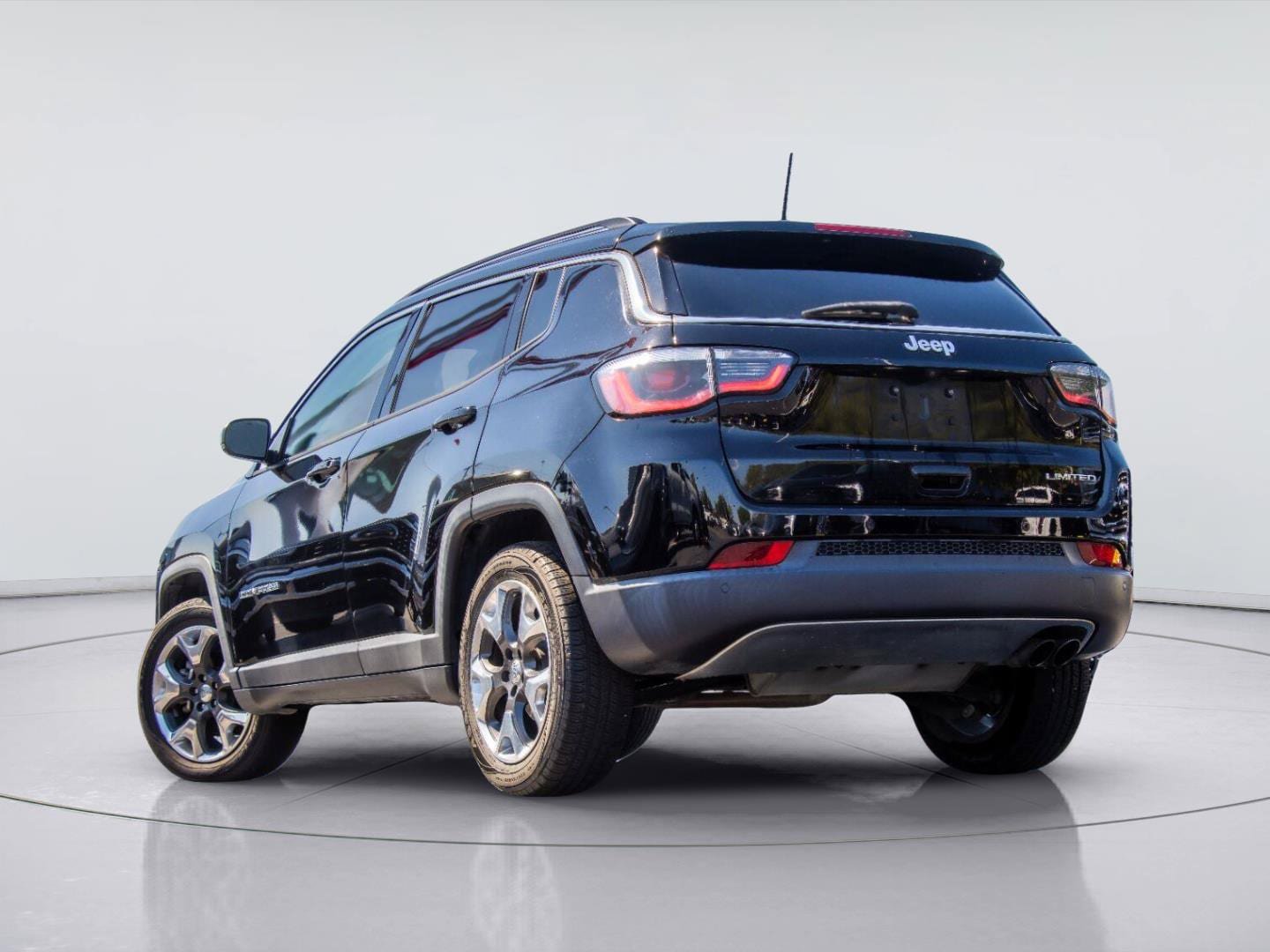Used 2018 Jeep Compass Limited w/ Navigation Group FWD image 3