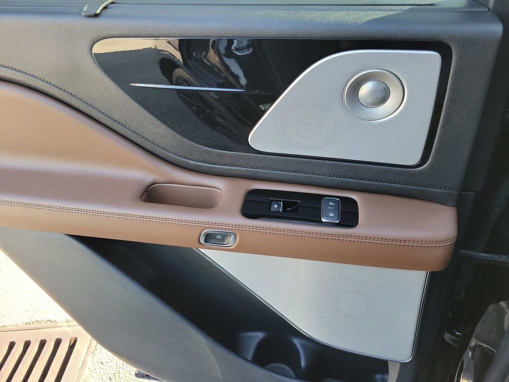 Certified 2022 Lincoln Aviator Reserve w/ Equipment Group 201A image 12