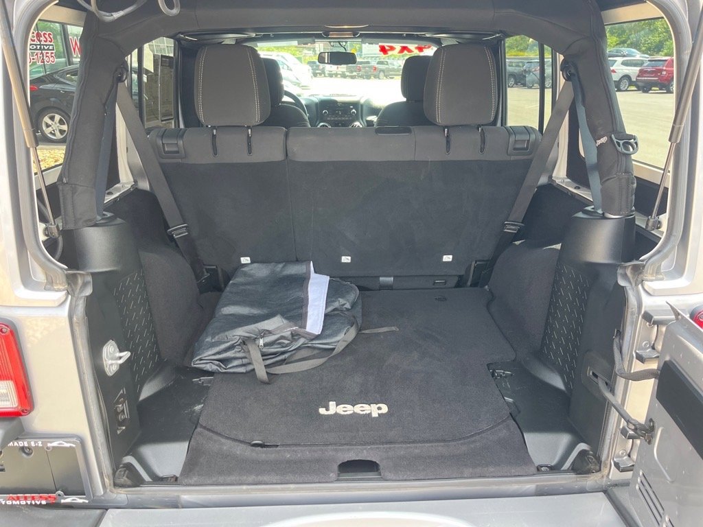 Used 2017 Jeep Wrangler Unlimited Sahara w/ Connectivity Group image 9