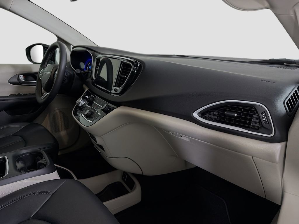Used 2024 Chrysler Pacifica Touring-L image 33