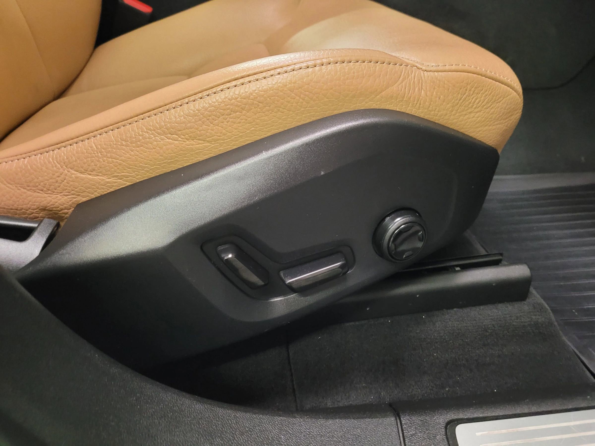 Used 2018 Volvo XC60 T5 Momentum w/ Vision Package image 33