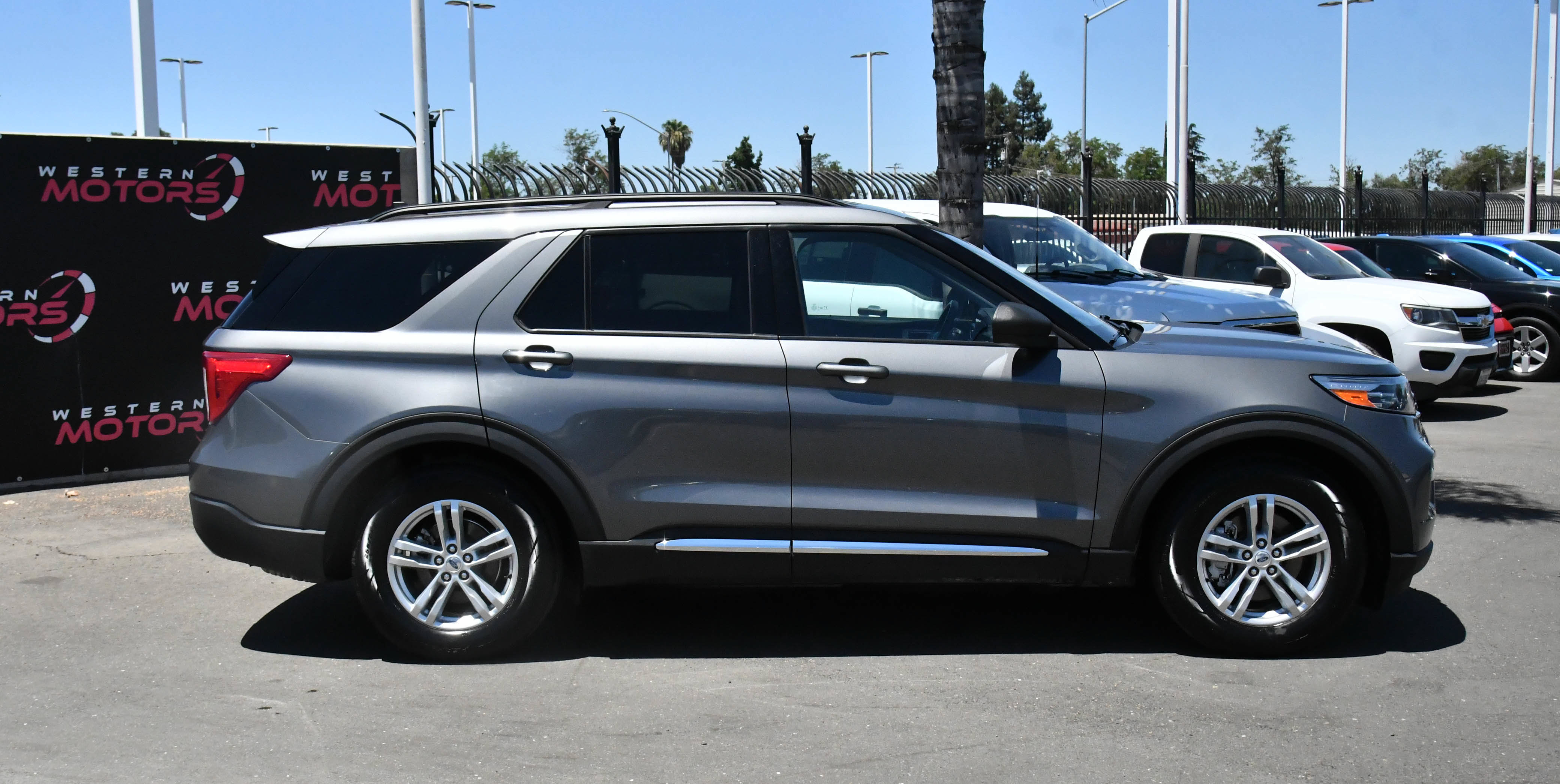 Used 2023 Ford Explorer XLT w/ Equipment Group 202A RWD image 9