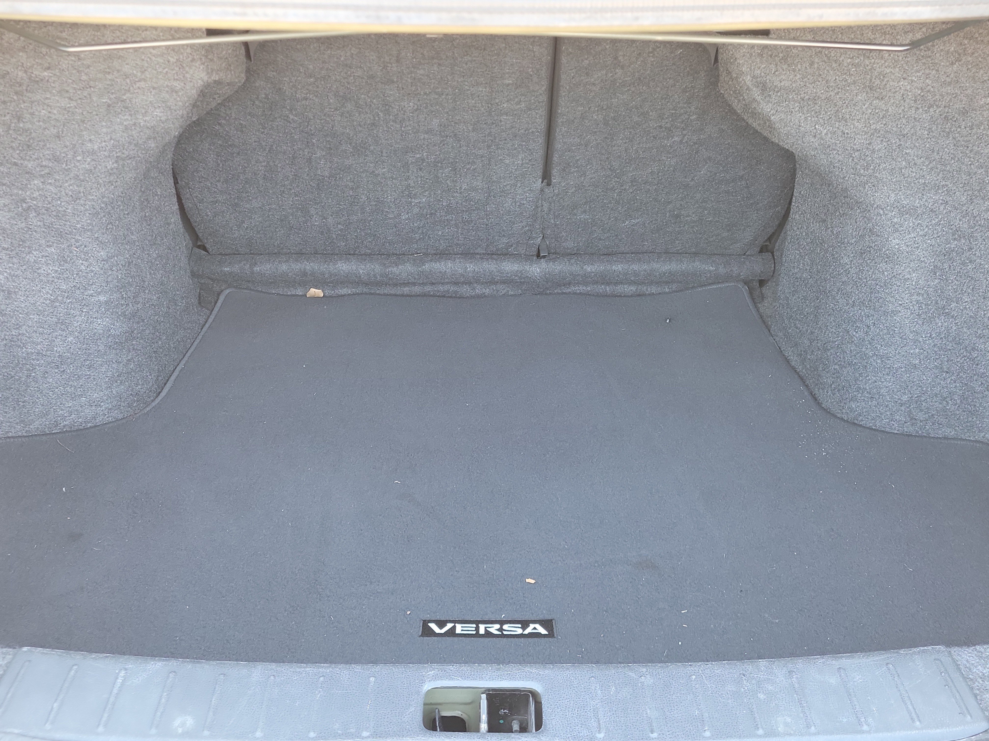 Used 2015 Nissan Versa SV image 9