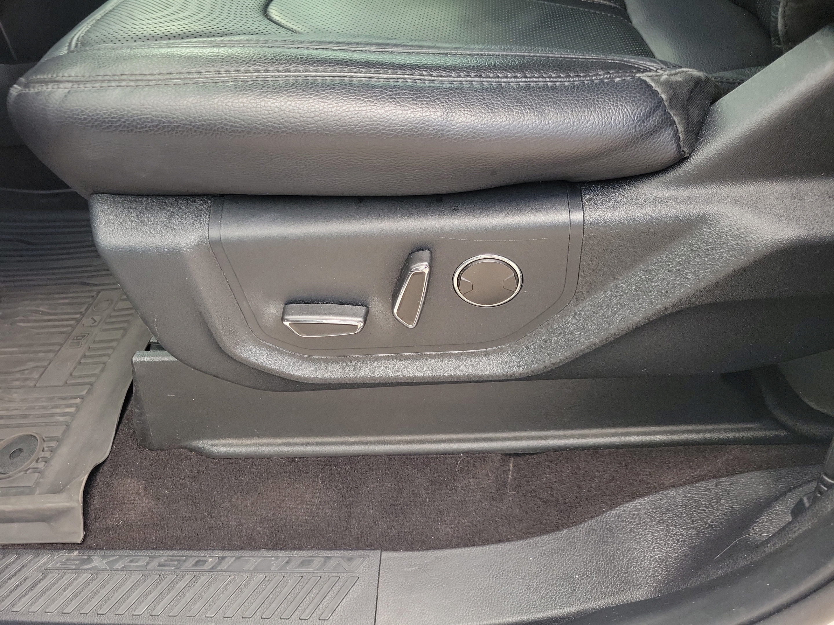 Used 2020 Ford Expedition Limited w/ Equipment Group 302A RWD image 18