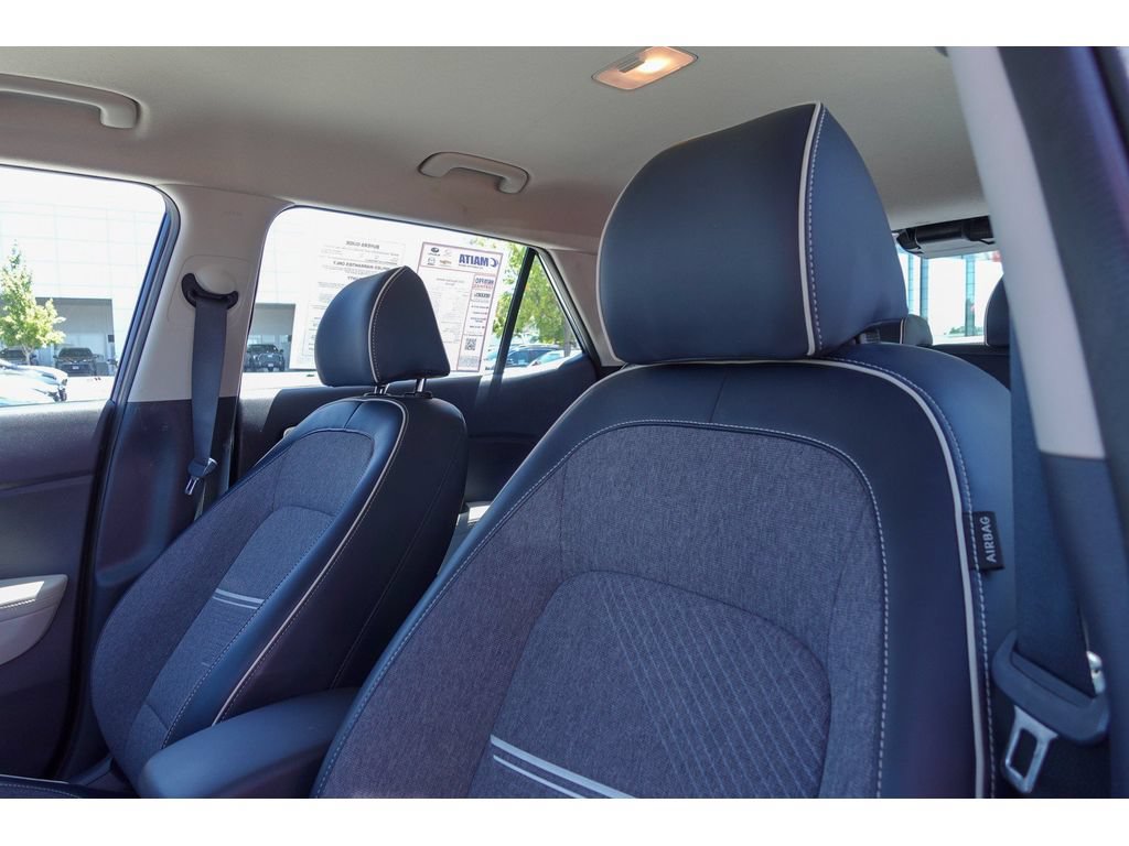 Used 2021 Hyundai Venue FWD image 11