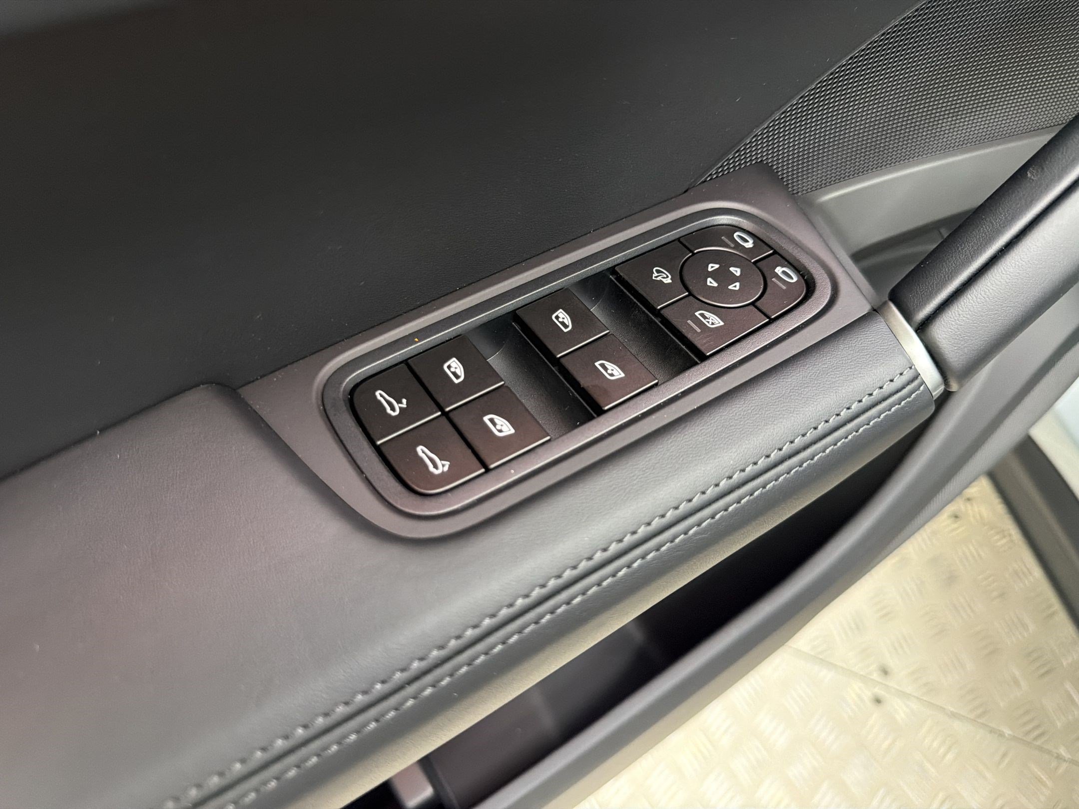 New 2026 Porsche Cayenne Coupe AWD/4WD image 11