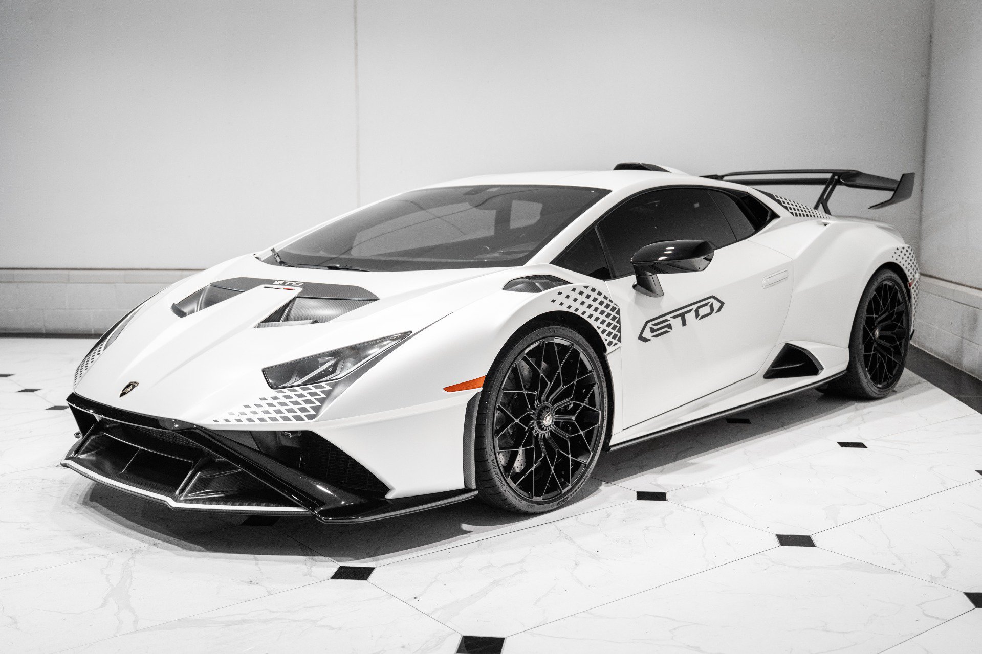Used 2023 Lamborghini Huracan STO RWD image 5