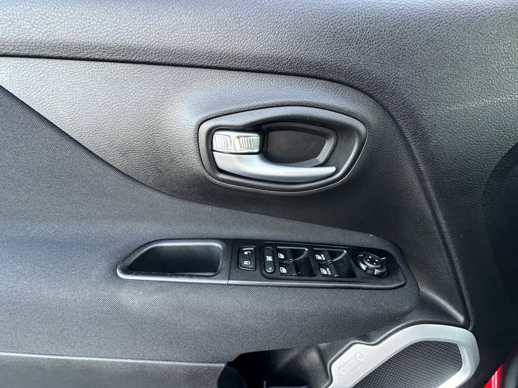 Used 2020 Jeep Renegade Latitude w/ Cold Weather Group image 11