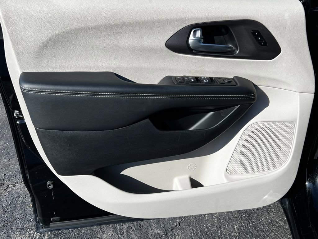 Used 2024 Chrysler Pacifica Touring-L image 22