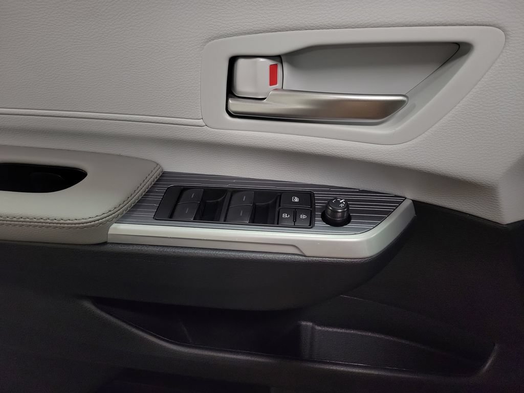 Used 2025 Toyota Sienna XLE AWD/4WD image 19