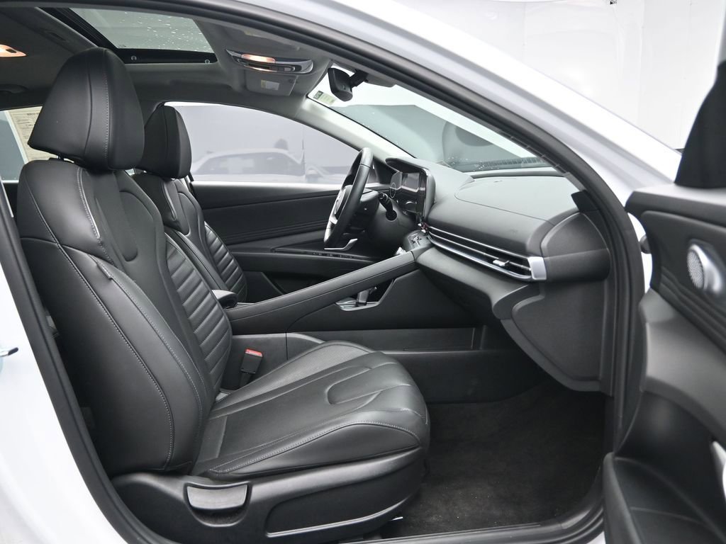 Certified 2025 Hyundai Elantra Limited FWD image 33