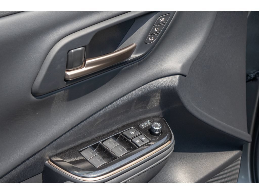Used 2025 Toyota Crown Platinum AWD/4WD image 18