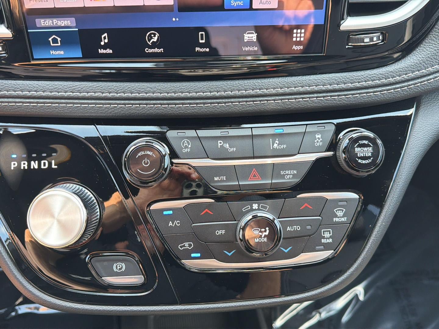New 2027 Chrysler Pacifica Select AWD/4WD image 18