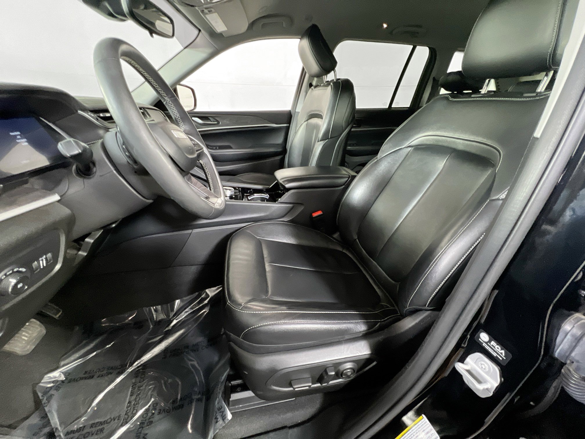 Used 2023 Jeep Grand Cherokee Limited w/ Black Appearance Package image 21