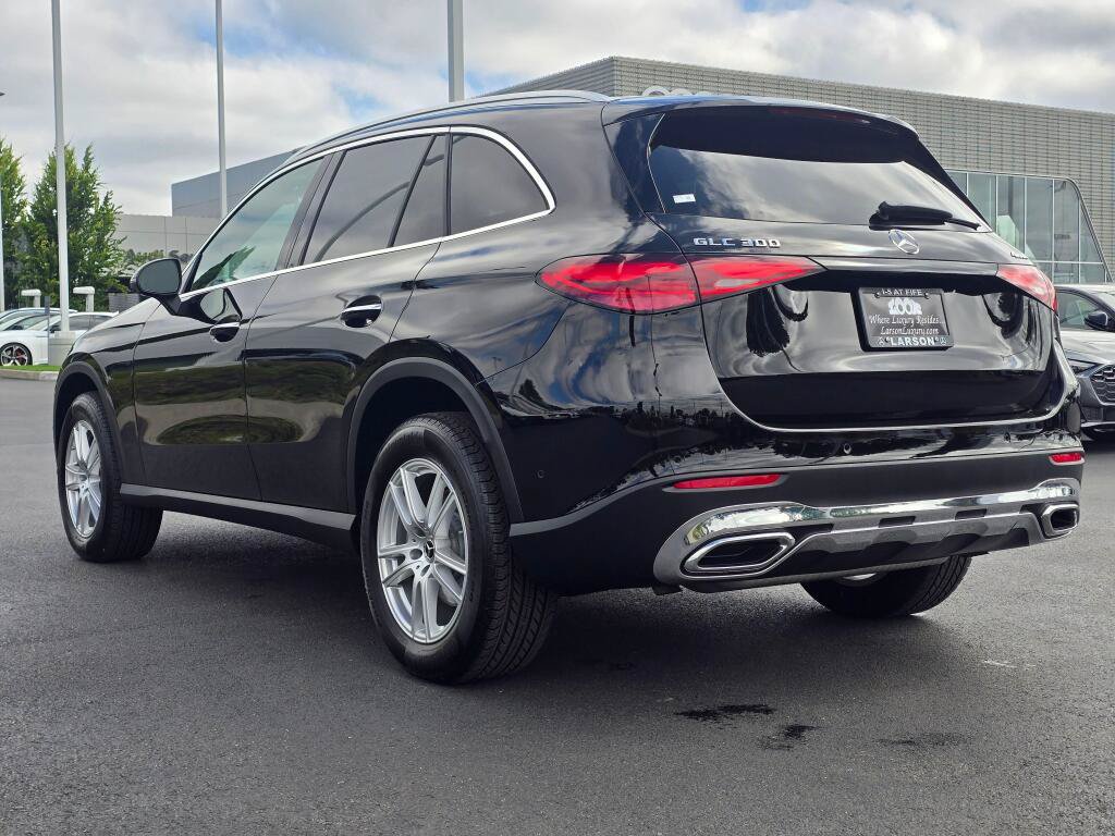 Used 2025 Mercedes-Benz GLC 300 4MATIC image 4