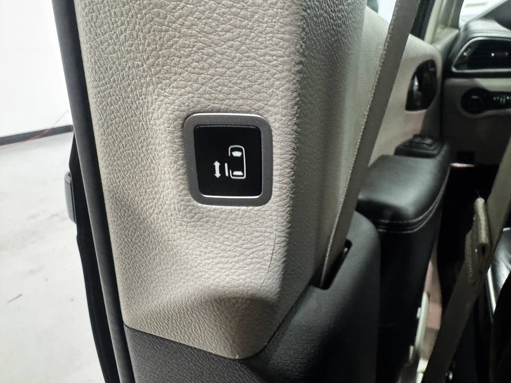 Used 2024 Chrysler Pacifica Limited FWD image 40