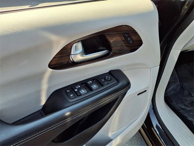 Used 2022 Chrysler Pacifica Limited image 12