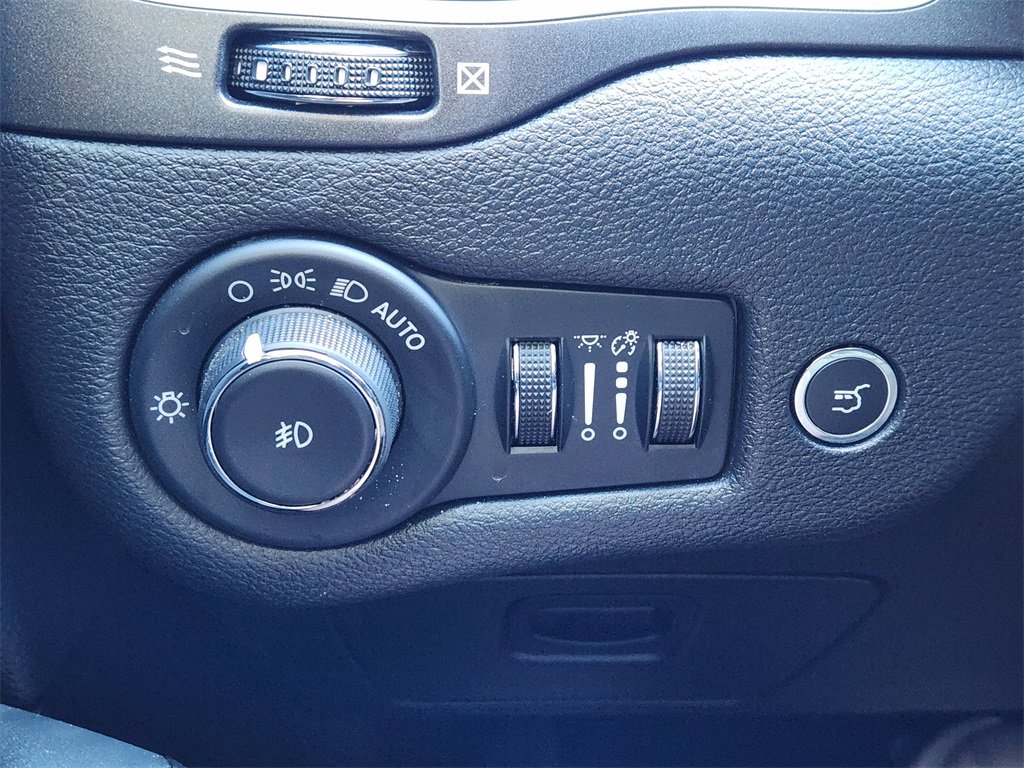 Used 2023 Jeep Cherokee Trailhawk image 23