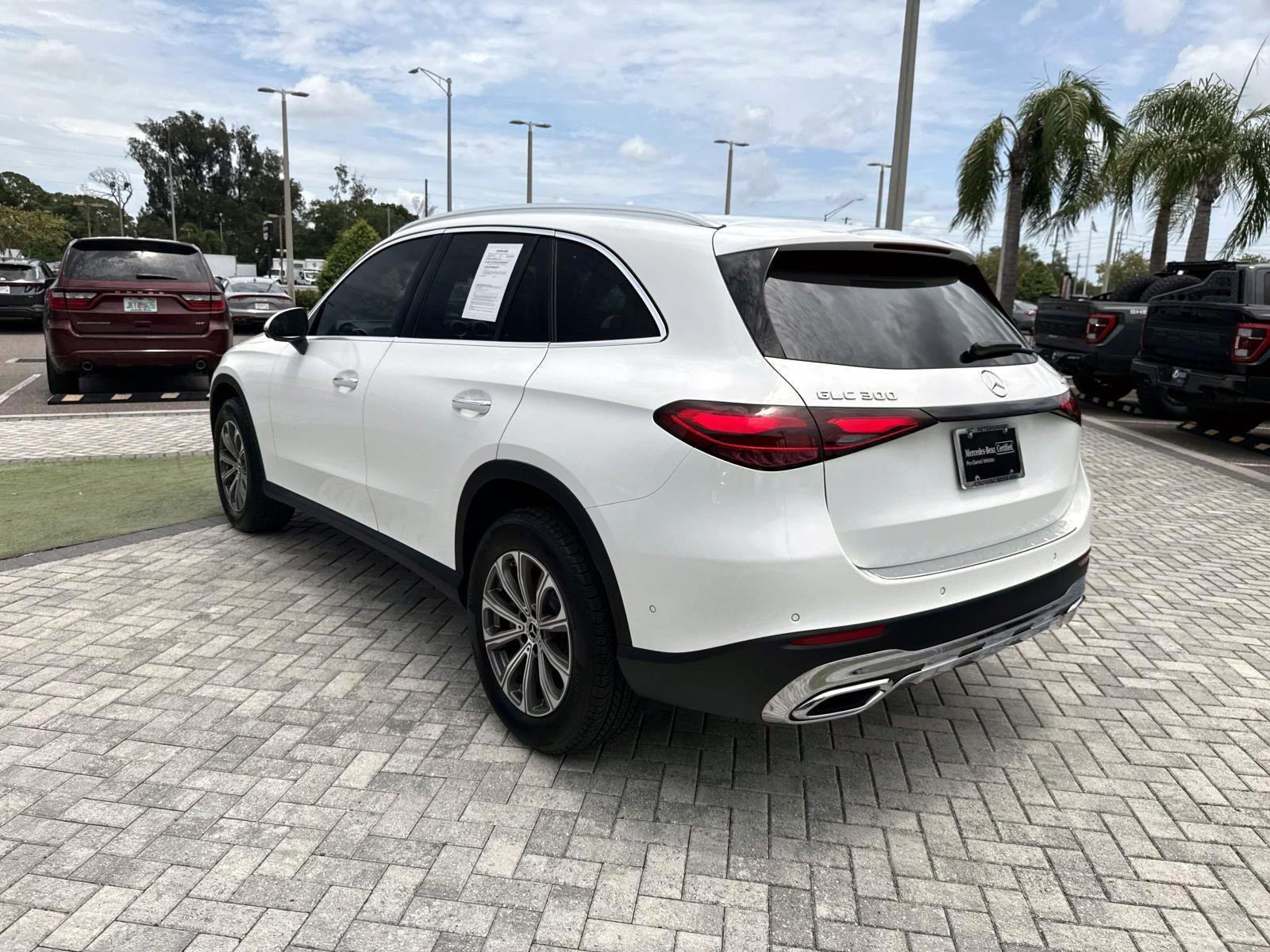 Used 2025 Mercedes-Benz GLC 300 4MATIC image 4