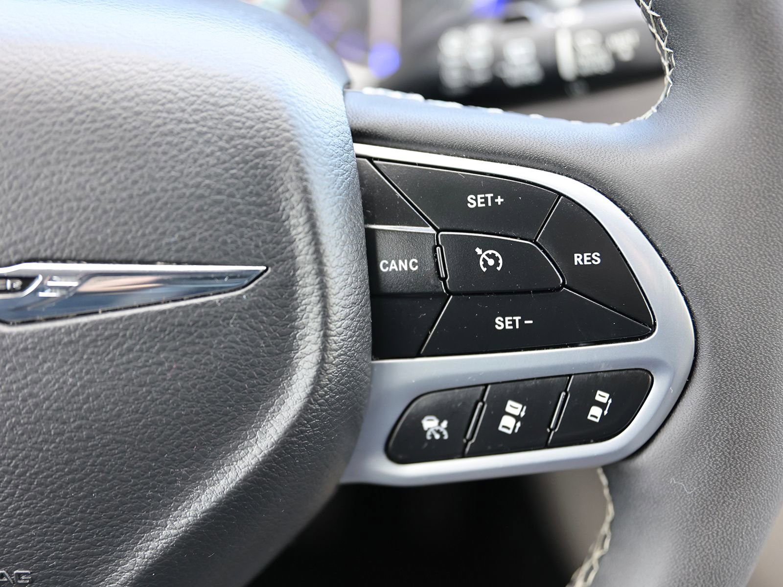 Used 2023 Chrysler Pacifica Touring-L image 38