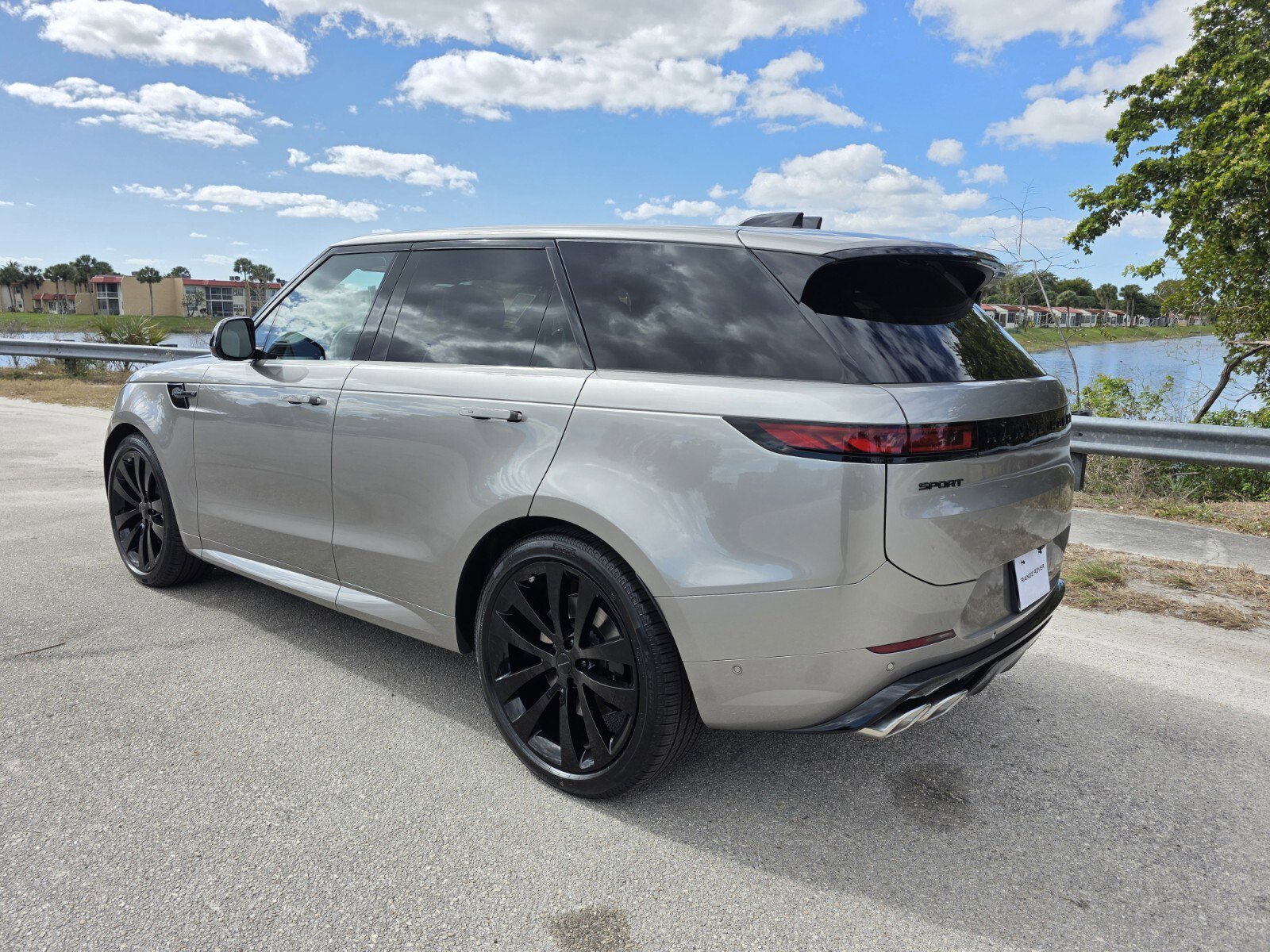 New 2026 Land Rover Range Rover Sport Dynamic SE image 2