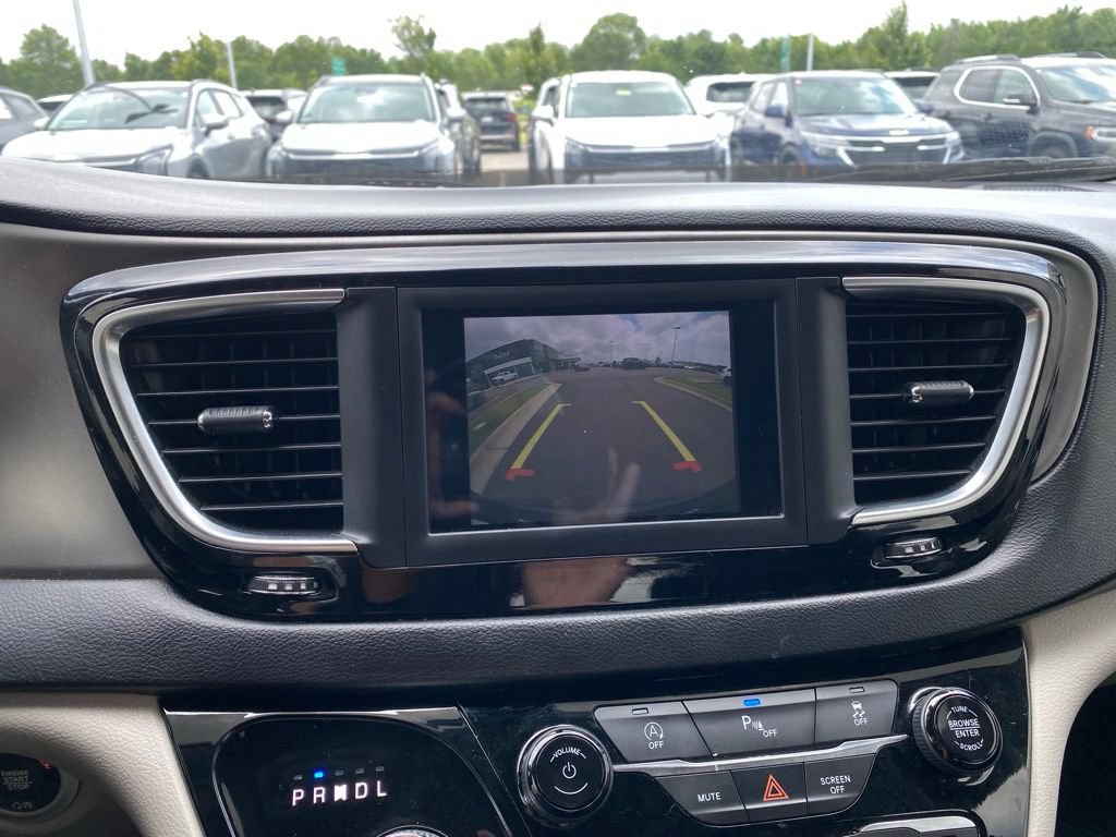 Used 2020 Chrysler Pacifica Touring-L FWD image 18