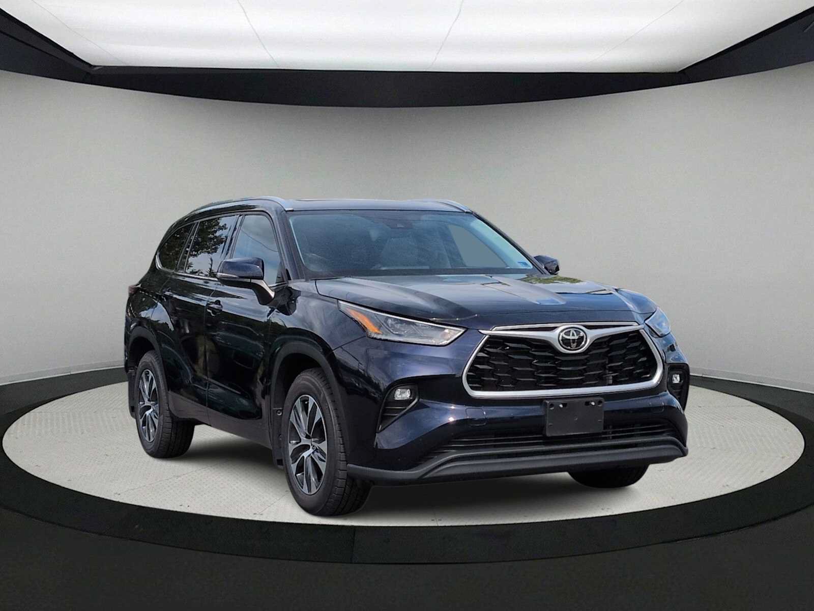 Used 2021 Toyota Highlander XLE AWD/4WD image 2