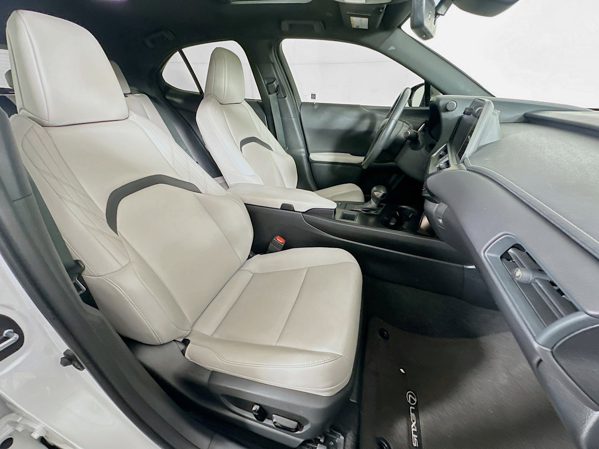 Used 2023 Lexus UX 250h FWD image 29