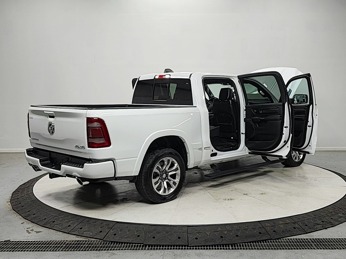 Used 2023 RAM 1500 Limited w/ Body Color Bumper Group AWD/4WD image 15