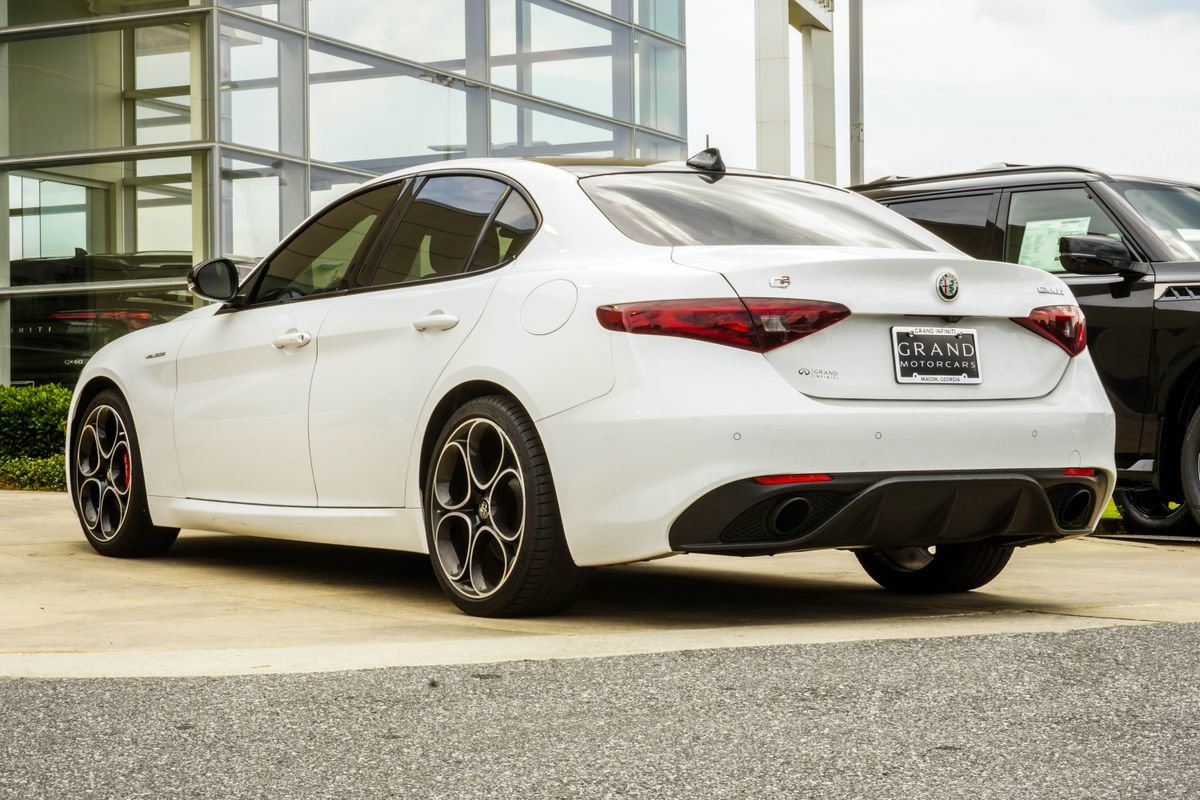 Used 2022 Alfa Romeo Giulia Veloce RWD image 11