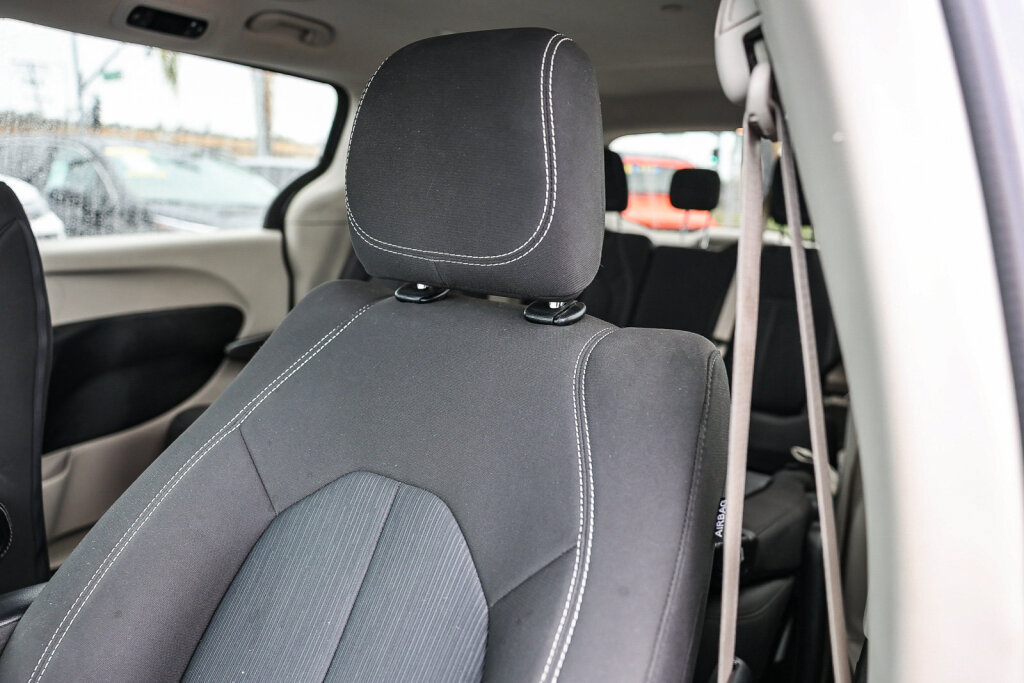 Used 2022 Chrysler Voyager LX FWD image 15
