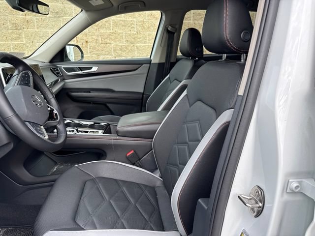 Used 2025 Volkswagen Atlas Peak Edition SE AWD/4WD image 18