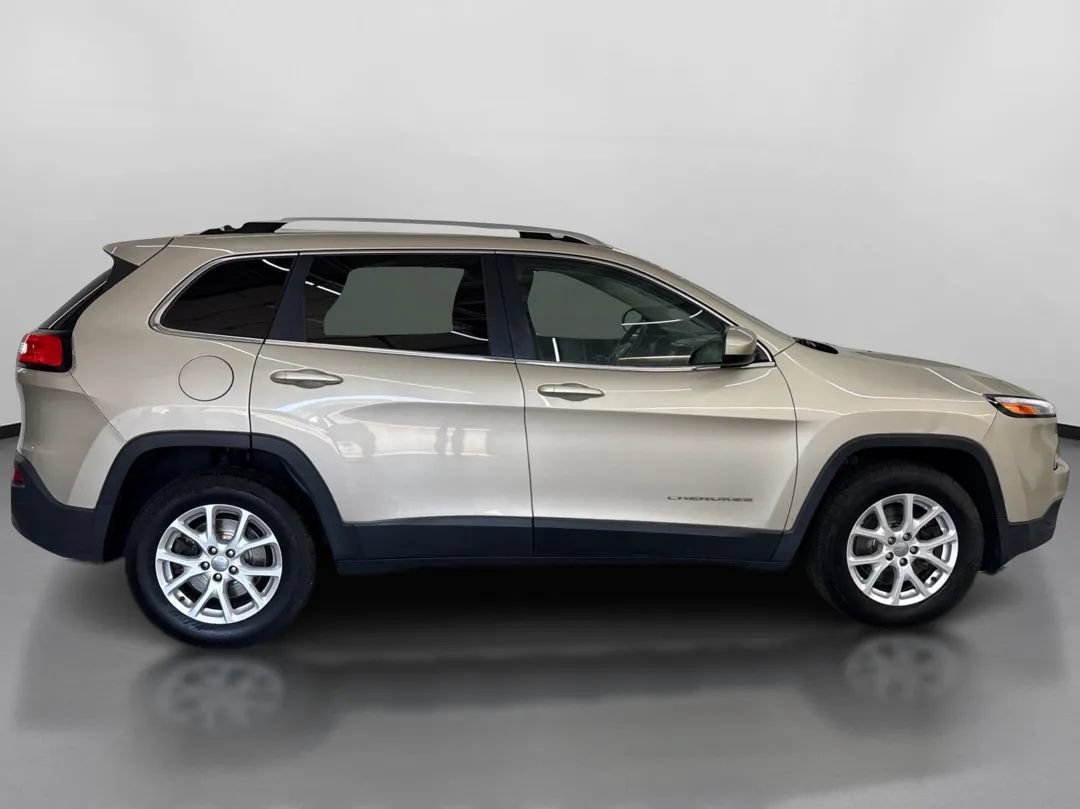 Used 2015 Jeep Cherokee Latitude w/ Cold Weather Group AWD/4WD image 11