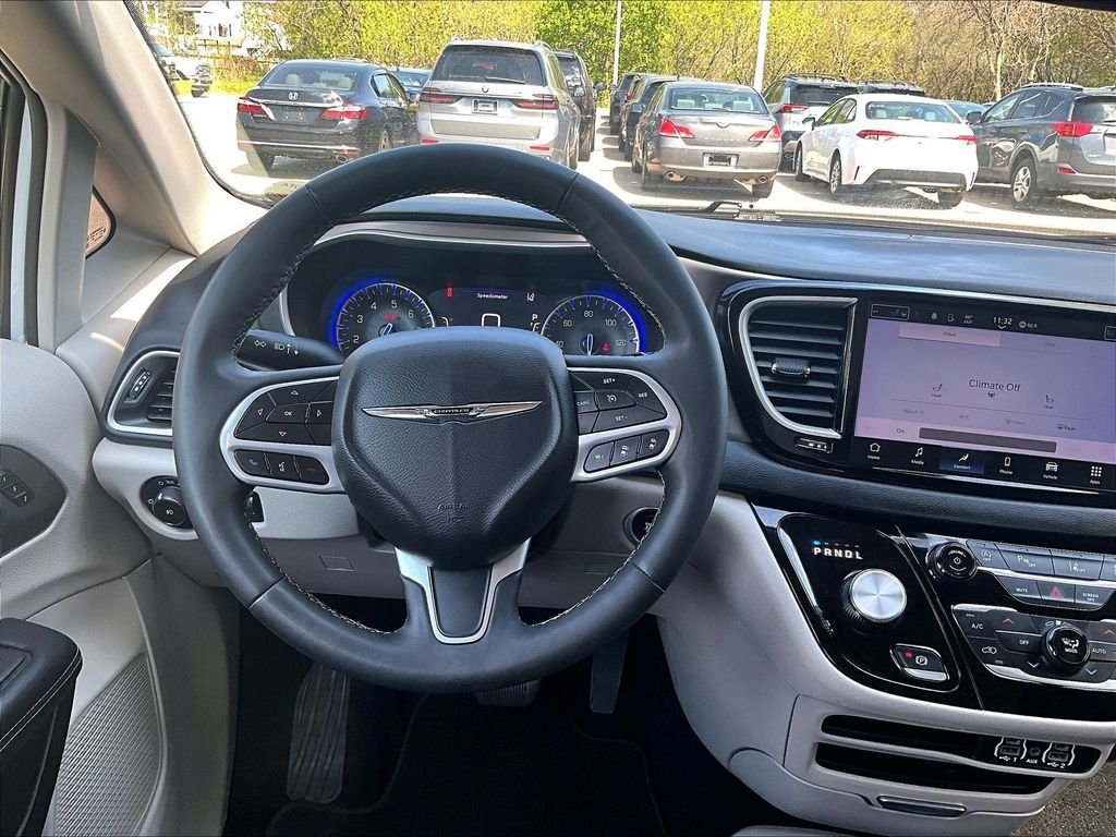 Used 2023 Chrysler Pacifica Touring-L FWD image 18