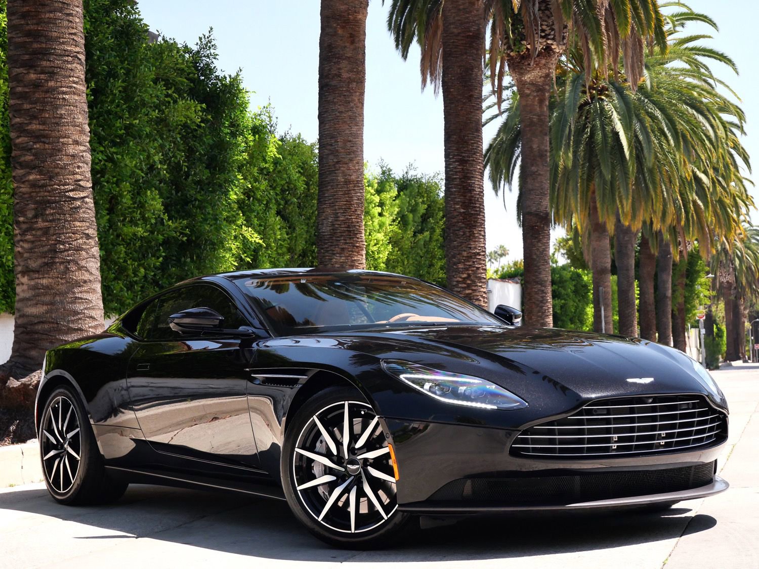 Used 2020 Aston Martin DB11 Coupe image 1