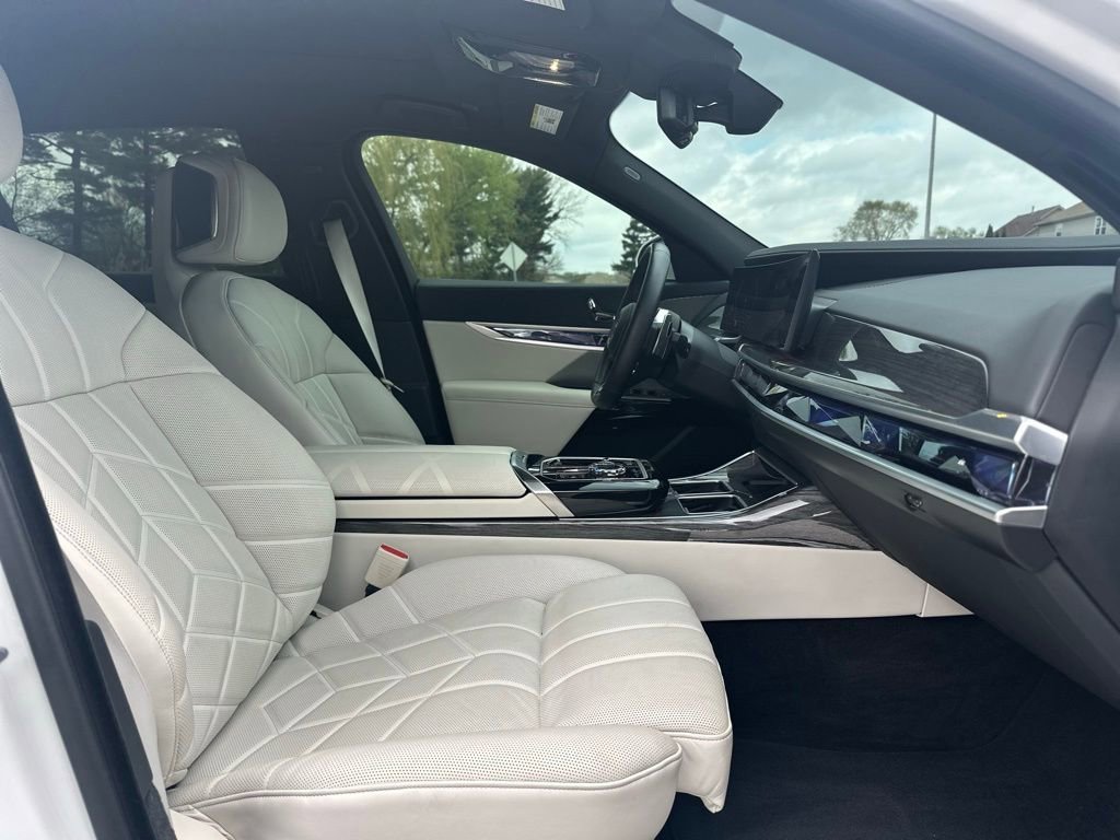 Used 2024 BMW 760i xDrive w/ Executive Package AWD/4WD image 25