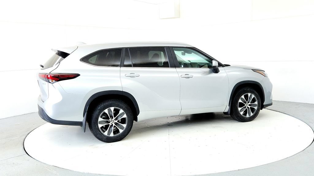 Certified 2025 Toyota Highlander XLE AWD/4WD image 6
