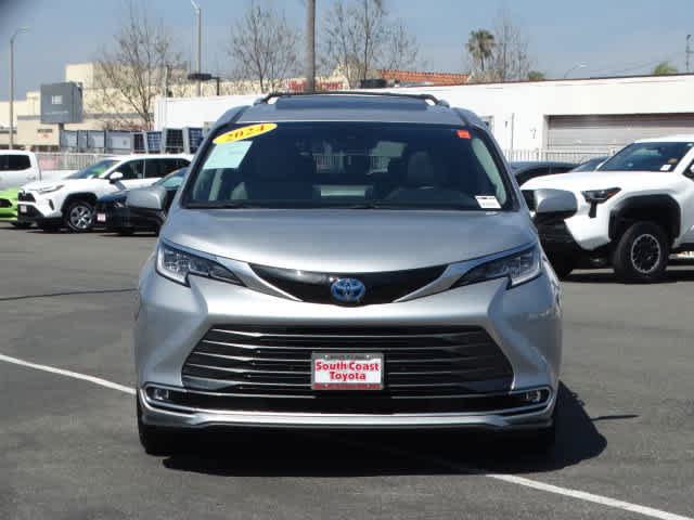 Used 2024 Toyota Sienna Limited FWD image 3