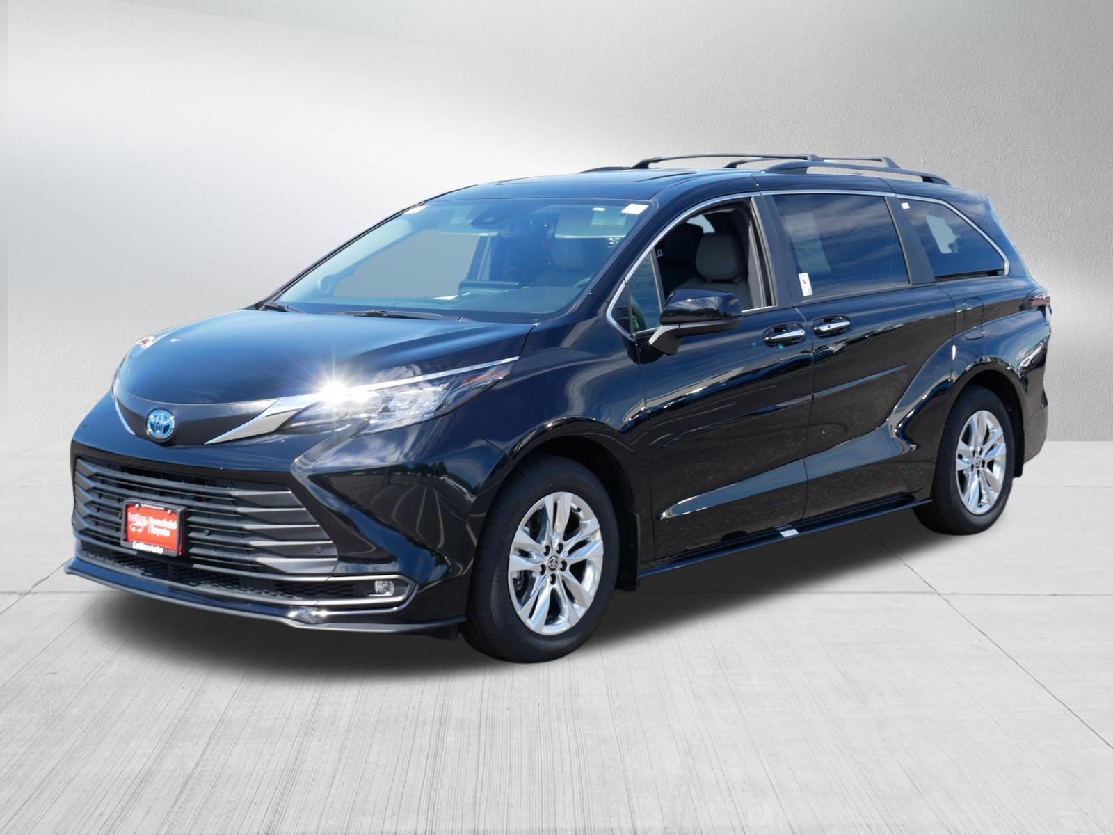 Used 2025 Toyota Sienna XLE w/ XLE Plus Package AWD/4WD image 3