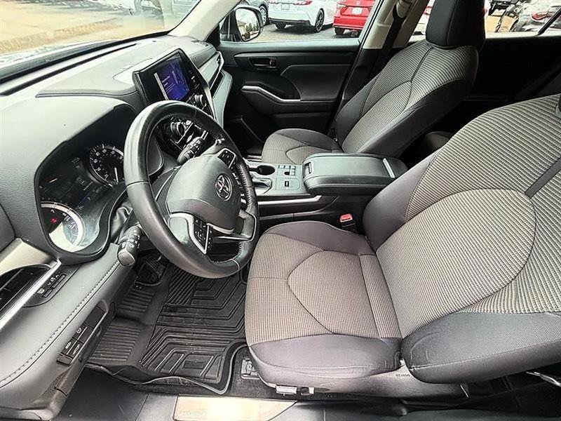 Used 2023 Toyota Highlander LE FWD image 31