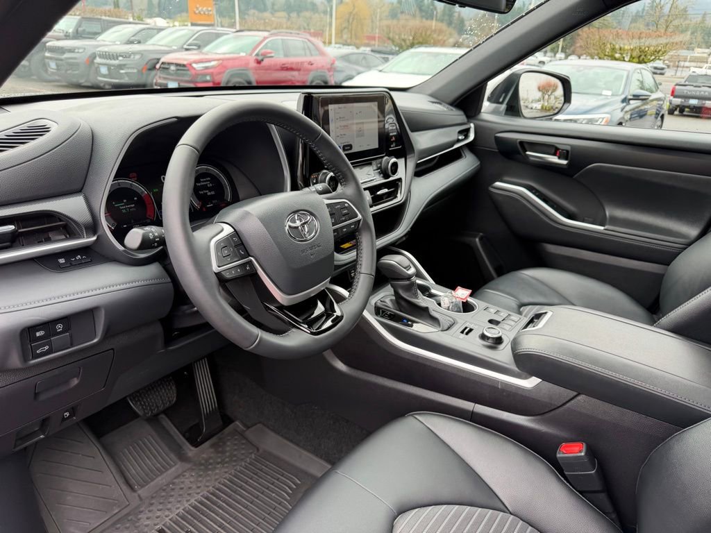 Used 2025 Toyota Highlander XSE AWD/4WD image 16