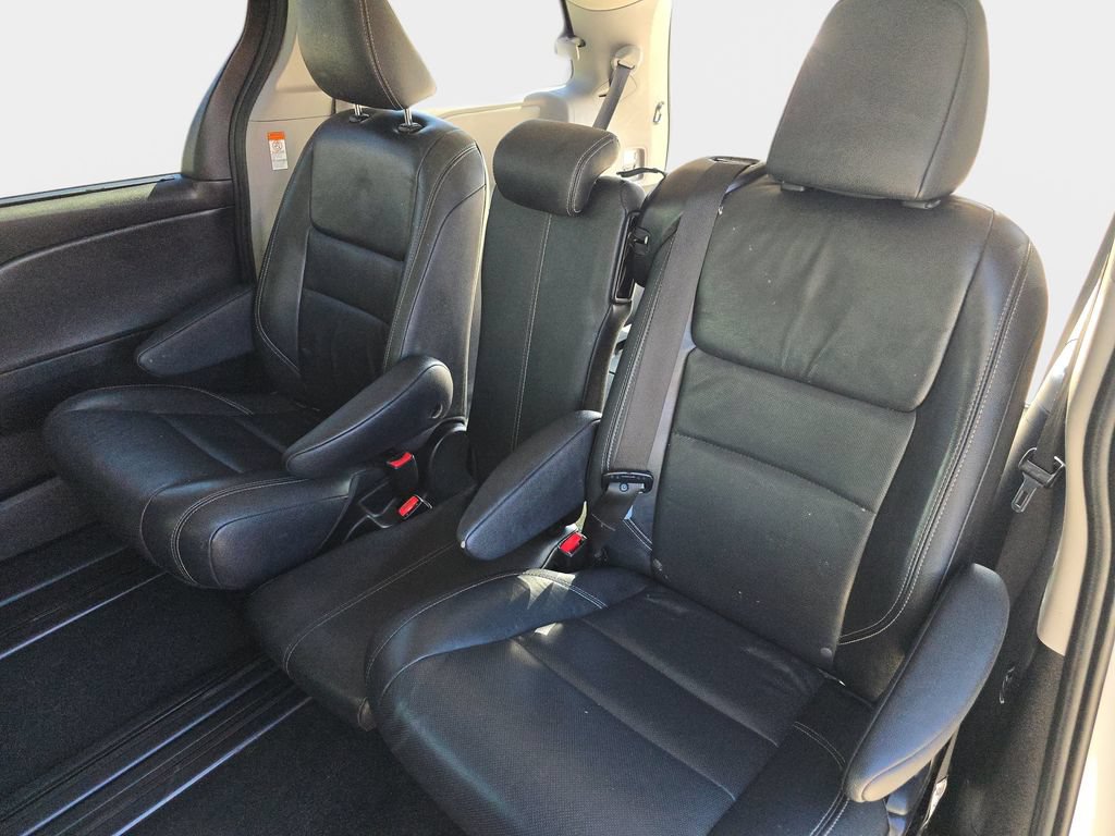 Used 2017 Toyota Sienna SE Premium FWD image 18