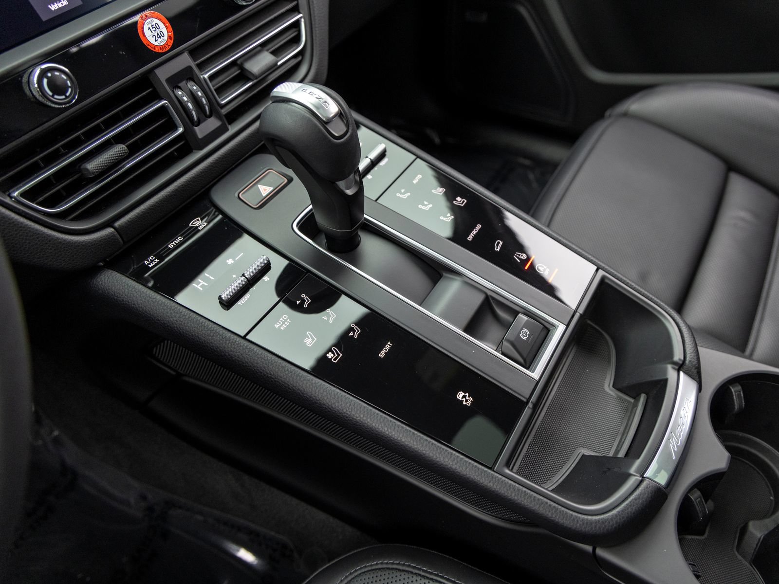 Certified 2022 Porsche Macan AWD/4WD image 38