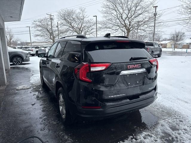 Used 2022 GMC Terrain SLE w/ Driver Convenience Package image 4