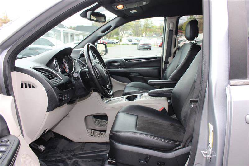 Used 2020 Dodge Grand Caravan SXT image 15