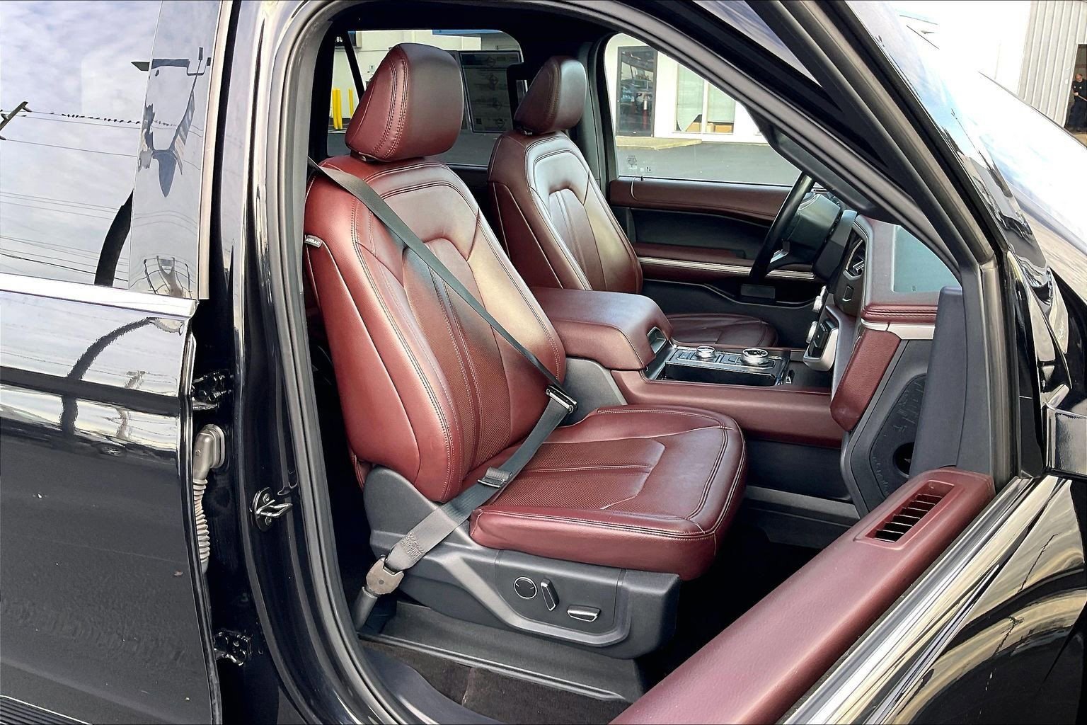 Used 2023 Ford Expedition Limited image 7