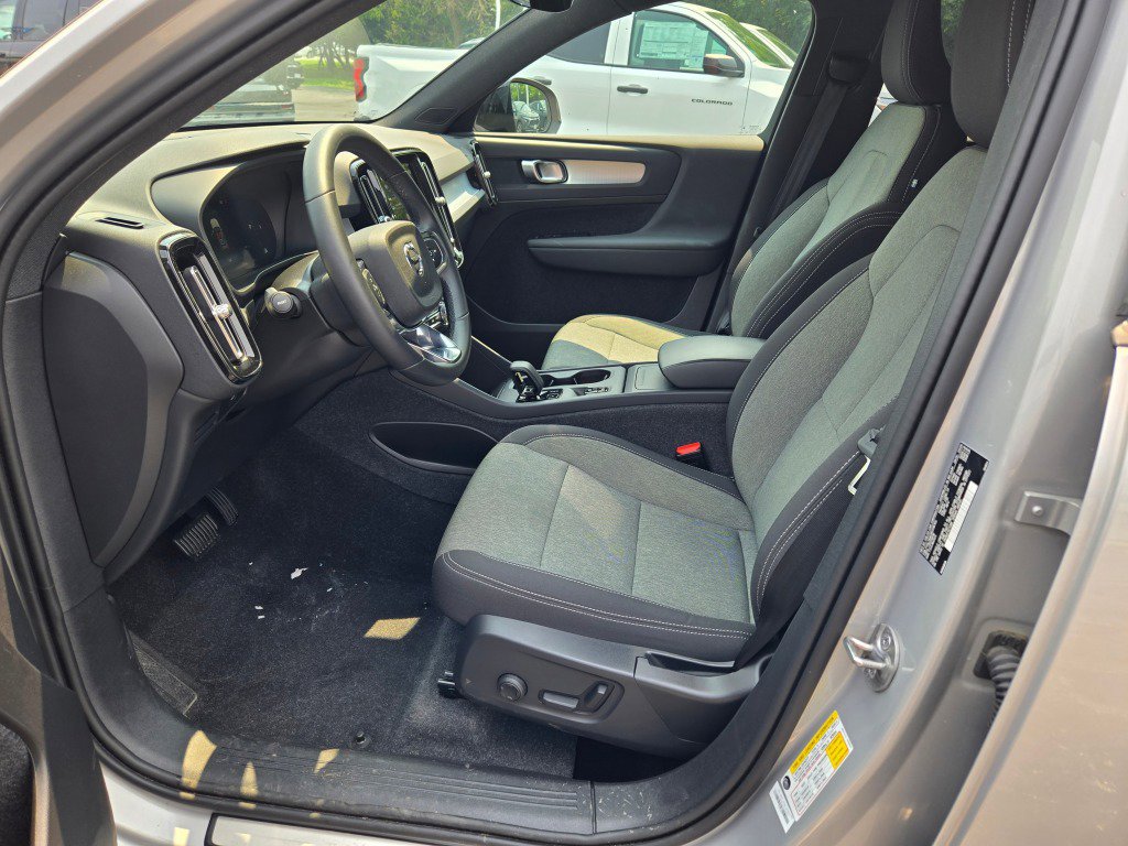 Used 2024 Volvo XC40 B5 Core image 22