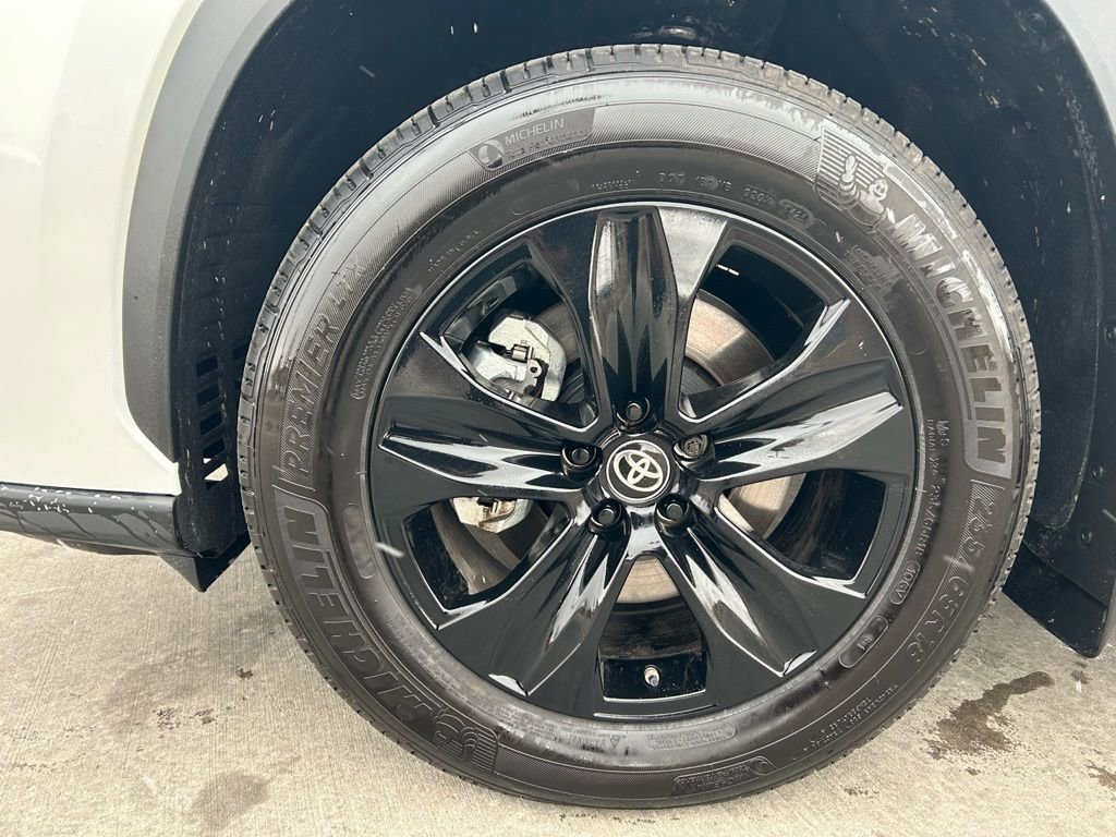 Used 2025 Toyota Highlander XLE image 33